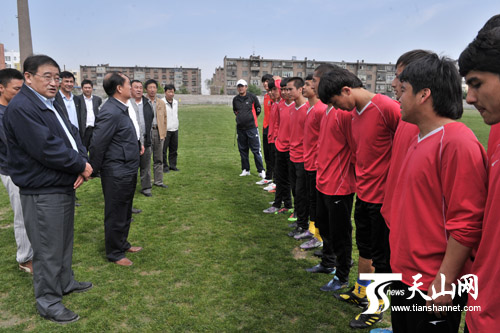 中国足协主席韦迪在新疆调研(组图)