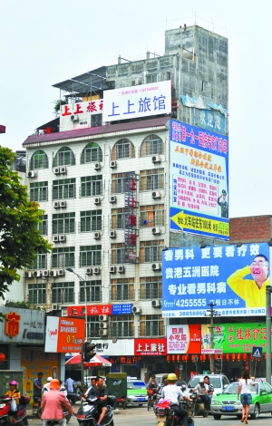 帖子反映,广西贵港市闹市区一栋7层楼的宾馆上方加建了约三层楼高度的