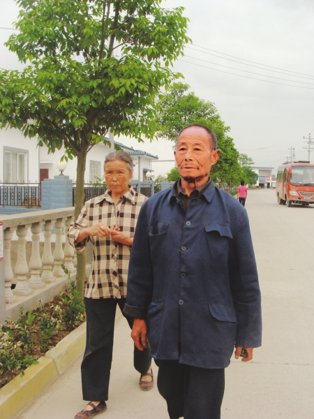 方碑村人:"我还的不是钱,是情"(组图)