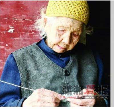 110岁老人仍能织毛衣 爱劳动每天喝水2公斤(图