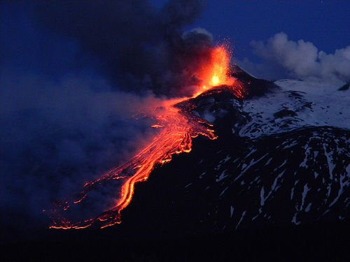 摄影爱好者拍到"埃特纳"火山喷出熔岩的景象