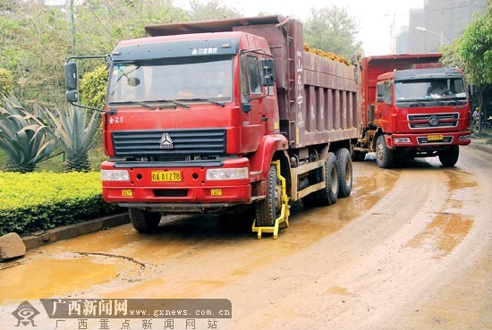 南宁查处30余辆违章运输建筑垃圾的泥头车