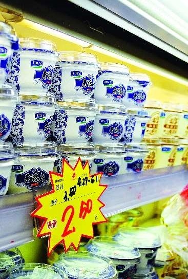 超市里老酸奶都摆放在柜台显眼的位置. 记者 罗志强 摄