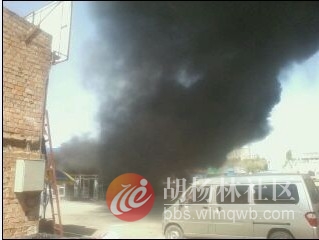 乌鲁木齐华凌陶瓷市场附近起火 暂无人伤亡(图