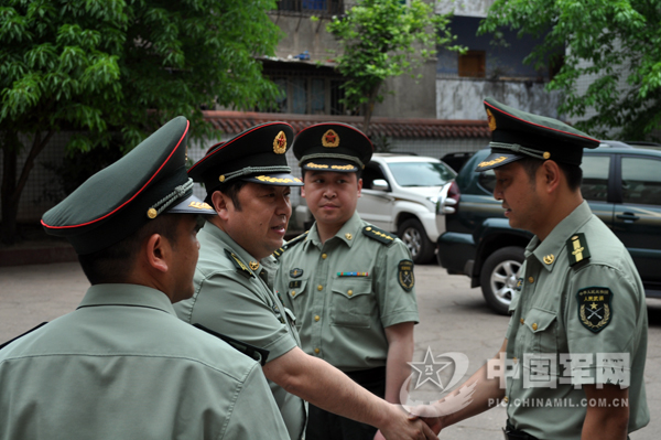 军分区司令员袁兵亲切地与职工握手