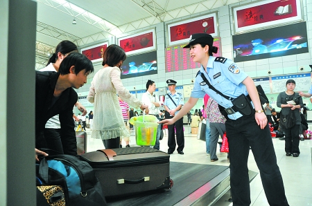 重庆民警进驻主城区八大汽车站保旅客安全(图