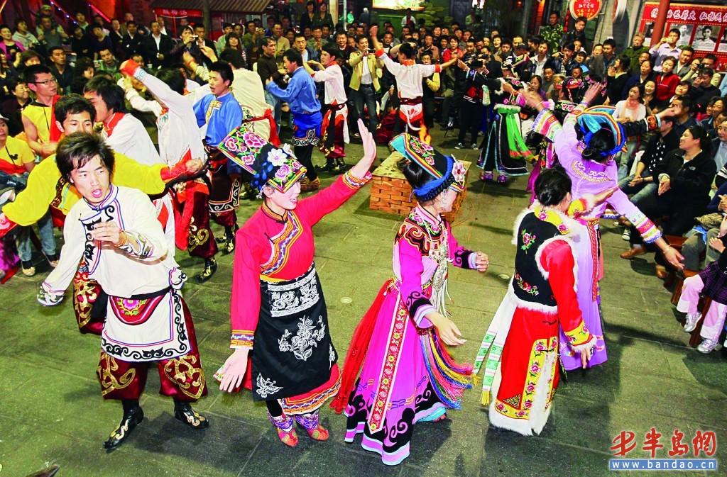 青岛羌族文化节15日落幕 邀市民共跳羌族舞
