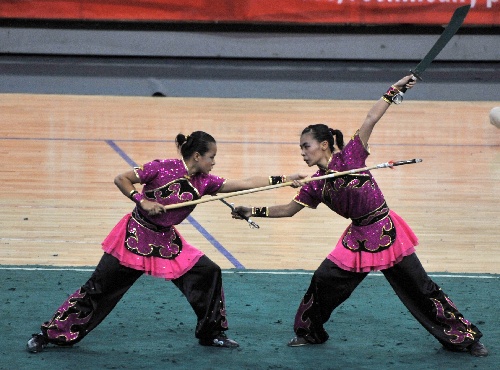 图文:新疆国际武术邀请赛闭幕 女子器械对练
