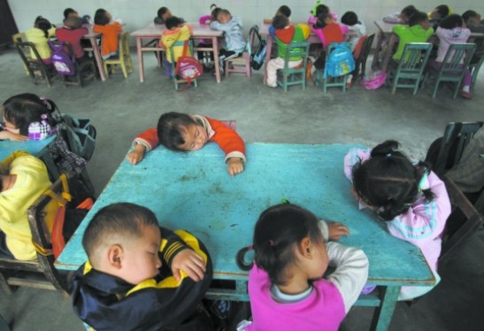 因缺乏经费 幼儿园小班孩子趴课桌上午睡(图)