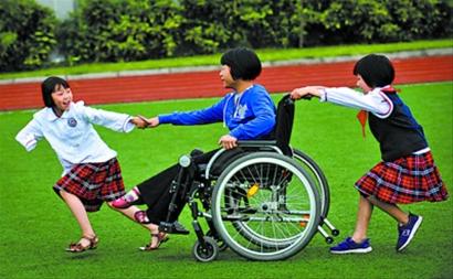 来自四川各地的灾区残疾儿童和肢体健全的学生一起快乐地生活成长