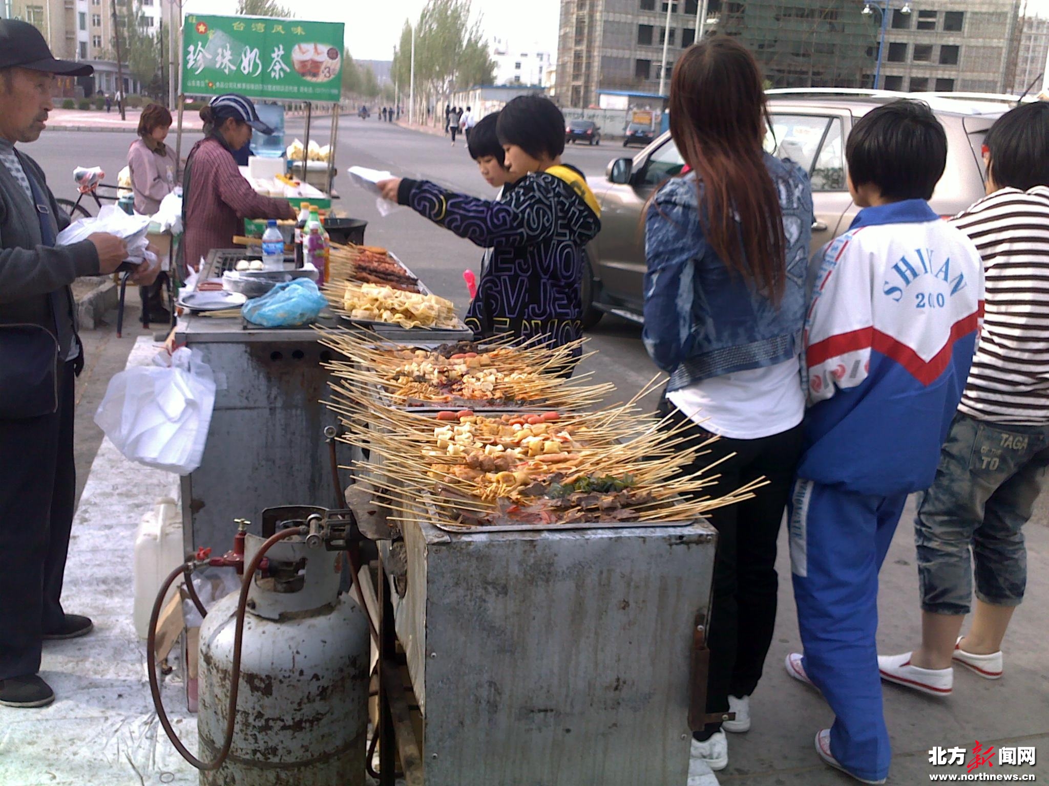 通辽市科尔沁区:街头麻辣串卫生状况令人担忧