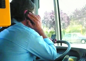 打电话发短信加开车巴士司机一心三用(图)