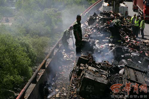 组图:货车西汉高速上爆燃 近千辆车被堵2小时