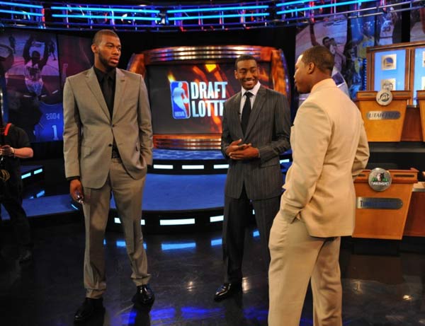 图文:[NBA]2011NBA选秀抽签 沃尔与洛瑞聊天