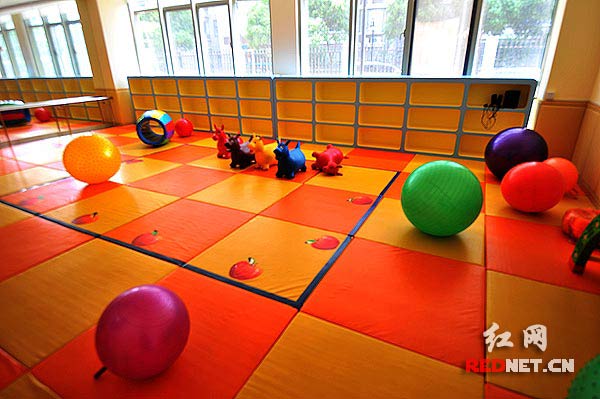 有各种娱乐和训练设施的儿童早教中心教室,色彩很艳丽活泼.