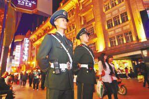 天津:大学生武警战士巡逻队"霓虹灯"下站岗(图)