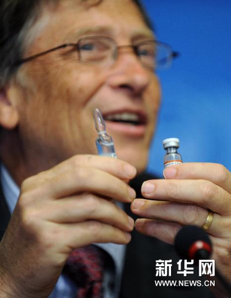 5月17日，在瑞士日内瓦万国宫举行的新闻发布会上，比尔及梅琳达 盖茨基金会联席主席比尔 盖茨手举两枚疫苗样品。新华社记者于洋摄