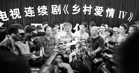 2010年8月12日，《乡村爱情4》开机仪式上，赵本山言语间充满信心。 东方IC供图