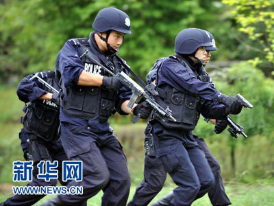 9月26日,在贵阳市公安局特警支队训练场,"林豹突击队"副大队长潘琴(前