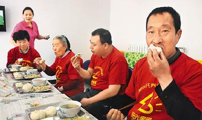 农村老年人口_调查 中国60岁以上老年人口已达104657万多人(2)