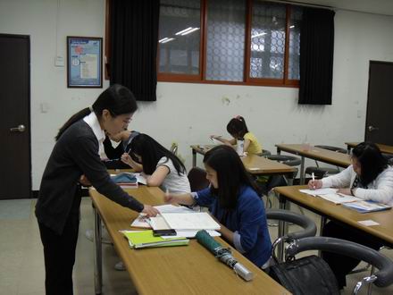 王建老师指导学生学习