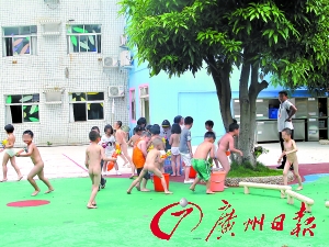 男人,女生当天一回家,这小女孩就跟她结果说悄选妈妈部位图片