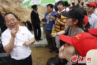 山东喜迎首个中国旅游日 旅游局长当导游