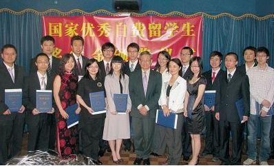 中国驻多总领事陈立钢(前排中)与2010年度“国家优秀自费留学生奖学金”获奖者于颁奖仪式合影。（加拿大《星岛日报》图）