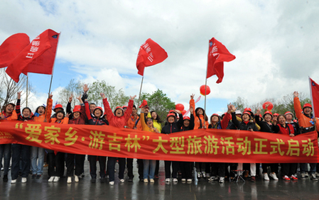 长春:赛龙舟迎接首个"中国旅游日"(组图)