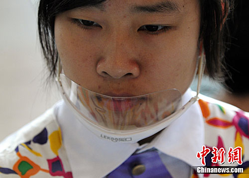武汉餐饮服务员戴上新型透明口罩(组图)