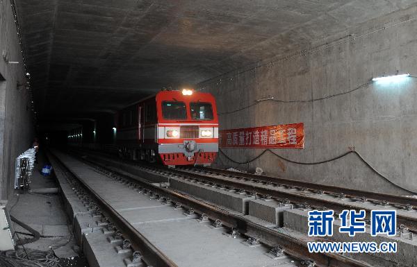杭州首条地铁雏形初现 30公里轨道铺设完工(组