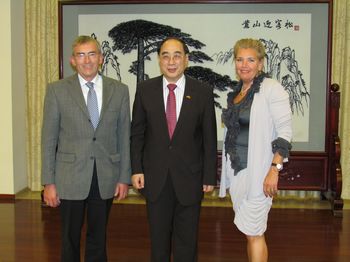 驻德国大使吴红波会见德国南部巴伐利亚州迪特福特市政府代表团(组图)