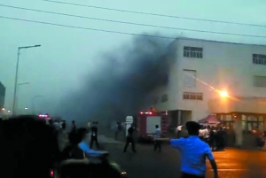 昨晚21时许在四川省人民医院看到，这起爆炸事件中的伤者有6男1女被送到了该医院抢救。安源 摄