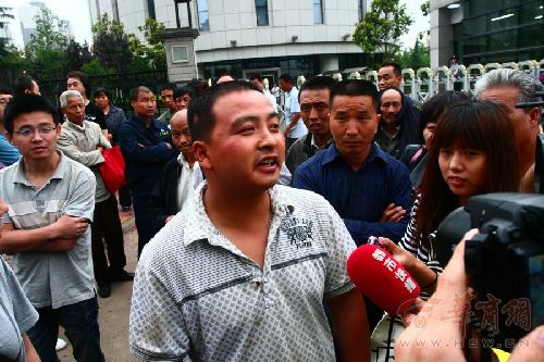 药家鑫终审被判死刑 受害人丈夫向媒体鞠躬致