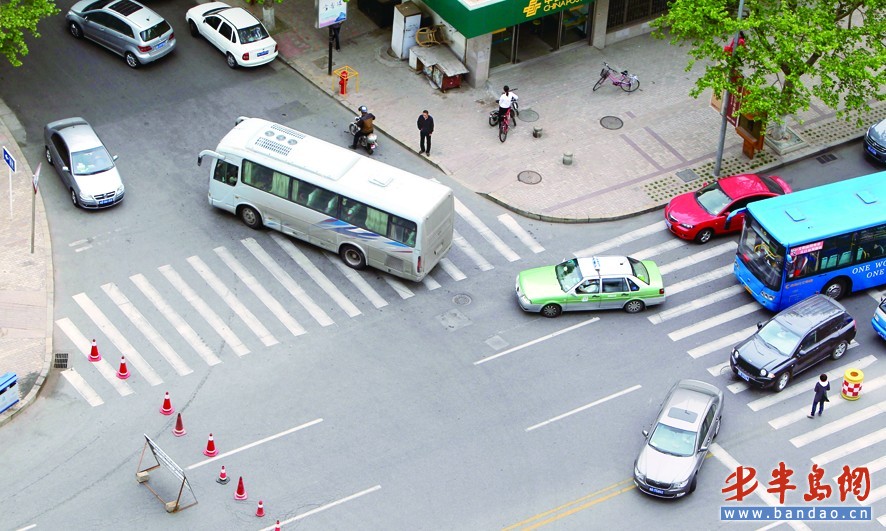 南京路与太湖路路口处摆放了锥形帽和指示牌,沿南京路南向北行驶的