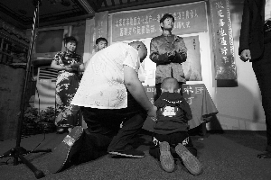 5龄童成老叫卖传人 叩首后宣读拜师帖(图)