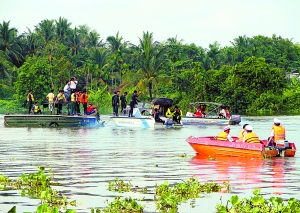 救援人员在越南平阳省游船沉没地点实施救援