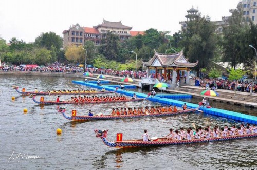 支龙舟代表队在福建省厦门市集美龙舟池展开龙舟竞速