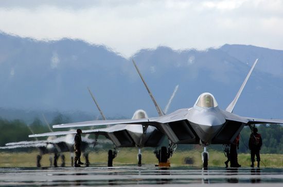 资料图:美国空军列装的F-22隐形战斗机。