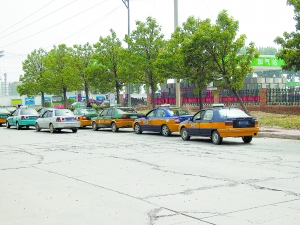 燕郊当地的正规出租车都使用天然气作为能源,为了竞争,黑车也纷纷选择