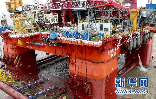 中国研制的首座超深水钻井平台在上海交付(组