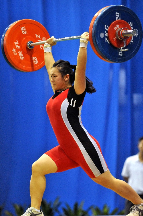 图文2011全国女子举重锦标赛龚协在挺举赛中