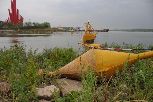 5月23日,长江南京段一个航道浮标倒在裸露的河床上.新华社发(沈鹏摄)