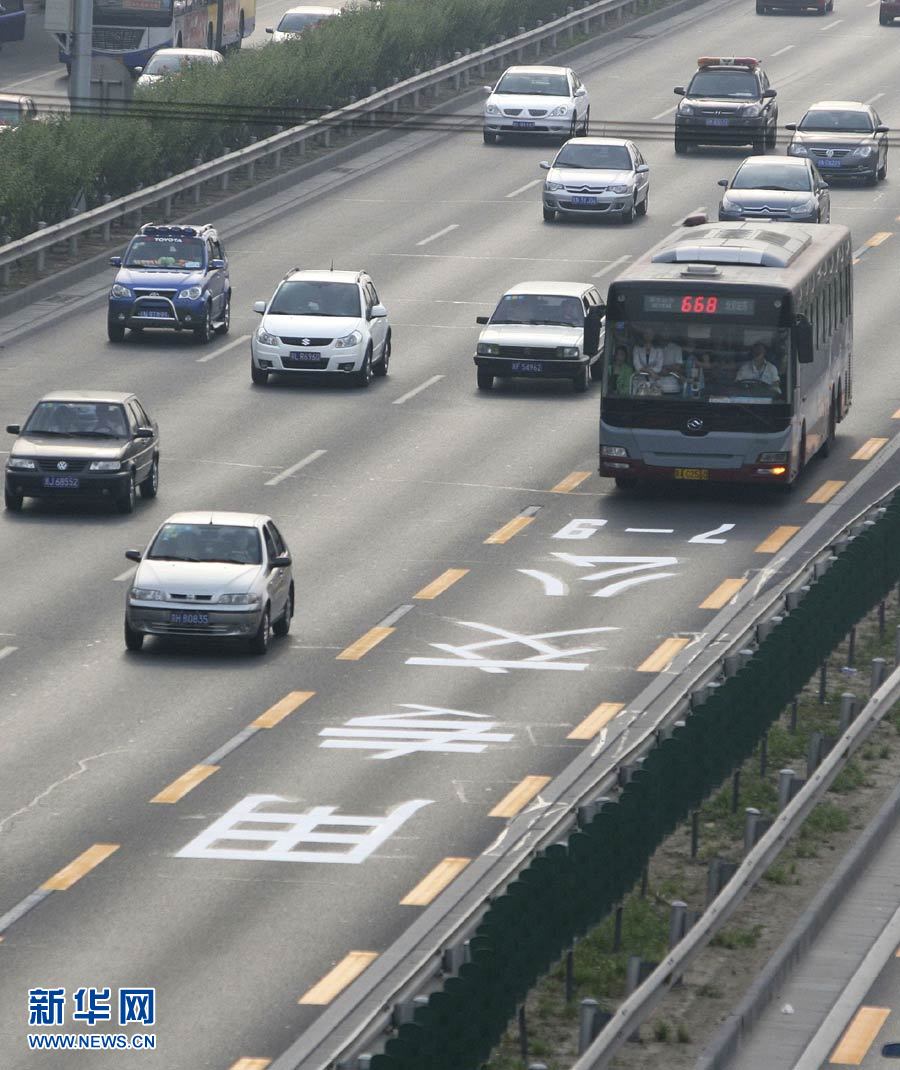 5月24日,一辆公交车行驶在北京京通快速路公交专用道上