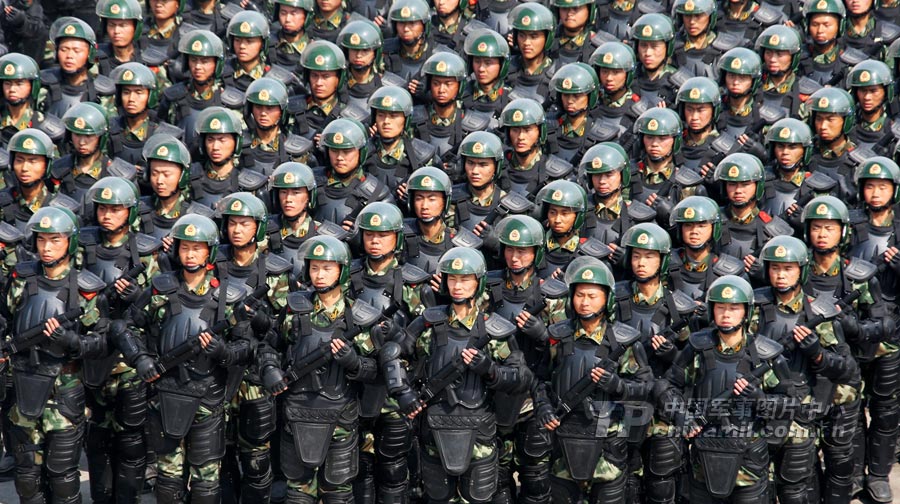 武警北京总队举行机动部队训练演示(组图)