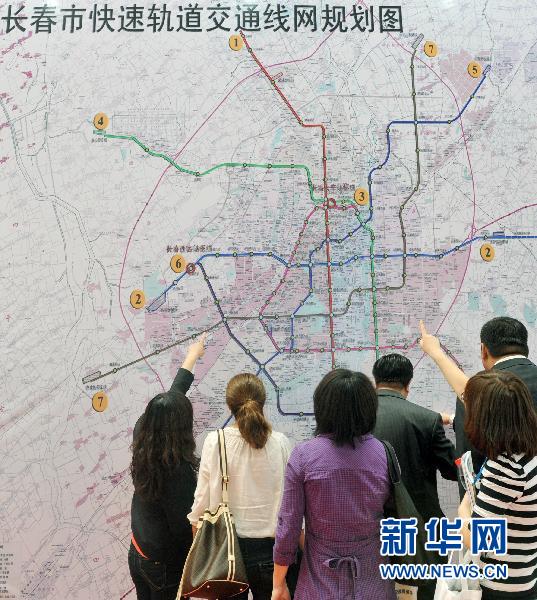 二届(长春)国际轨道交通展览会上参观长春快速轨道交通线网规划图
