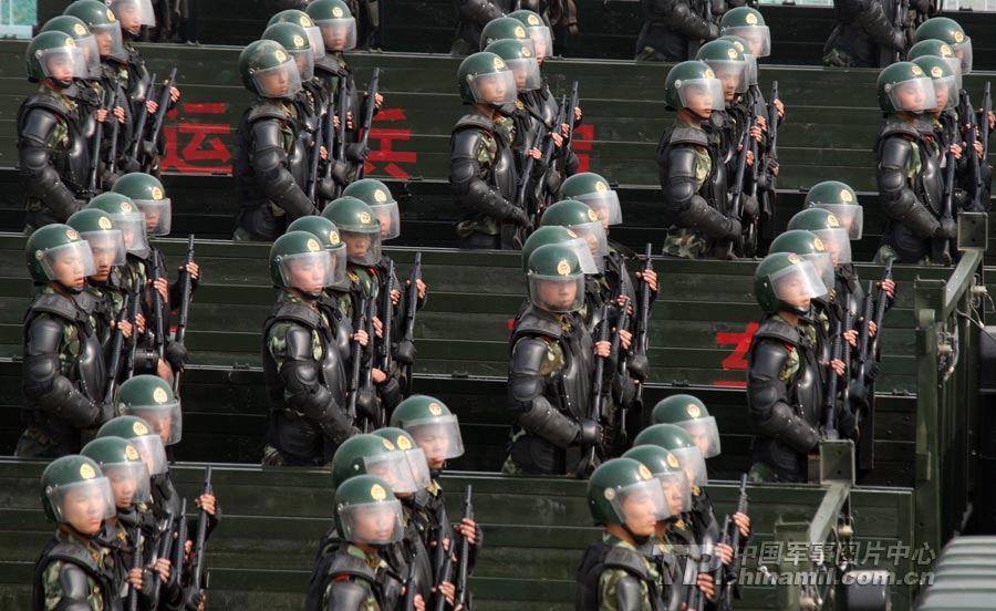 武警北京总队举行机动部队训练演示(组图)