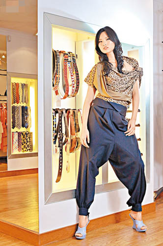 Top $4,990、Pants $5,990、Wedges $1,530