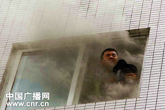 广西钦州高层居民楼失火47人被困 消防摘面具