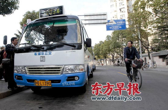 浦东公交部分线路试用"混合车型"以节约能耗